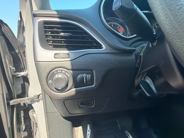 Used 2020 Jeep Cherokee Latitude FWD image 25