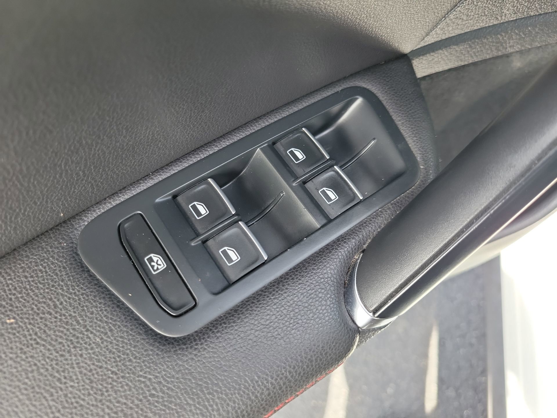Used 2015 Volkswagen Golf 4-Door FWD image 19