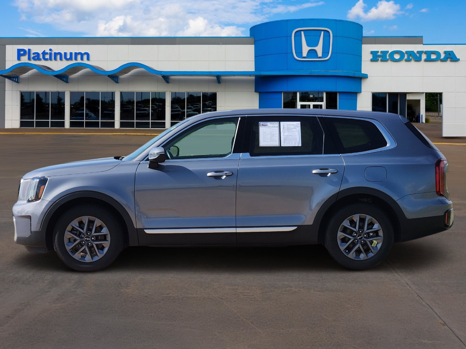Used 2024 Kia Telluride LX FWD image 3