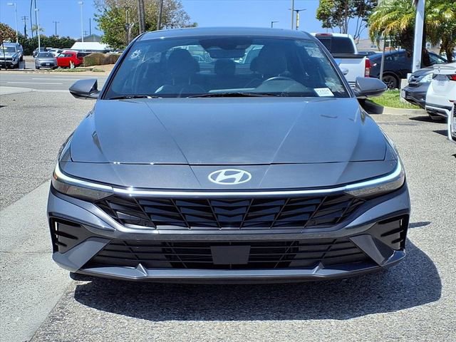 Used 2025 Hyundai Elantra Limited image 2