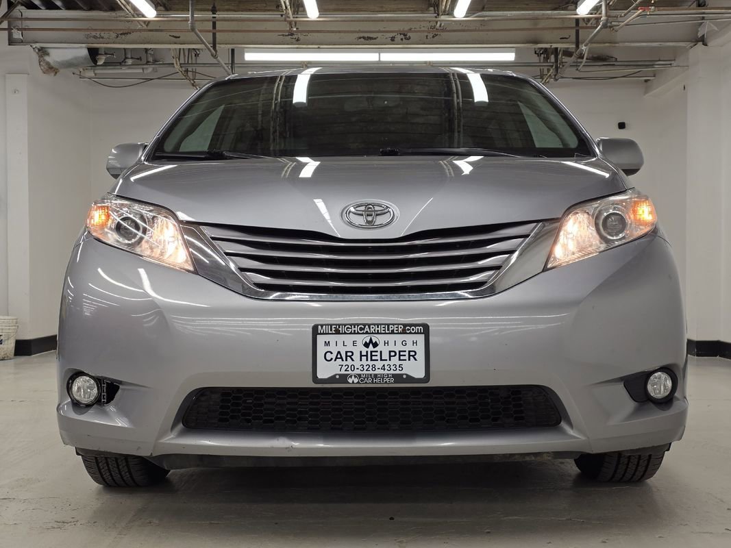 Used 2017 Toyota Sienna XLE Premium image 3