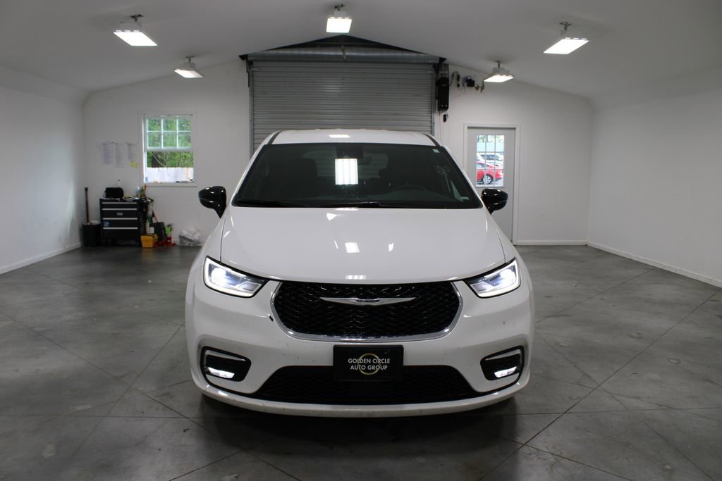 Used 2025 Chrysler Pacifica Select image 3