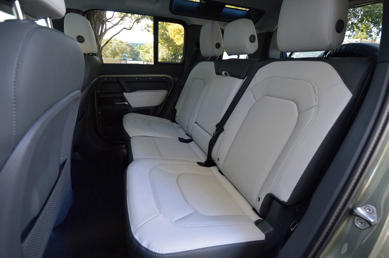 Used 2025 Land Rover Defender 110 X-Dynamic SE image 54