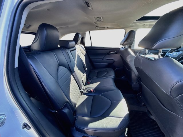 Used 2021 Toyota Highlander XLE AWD/4WD image 27