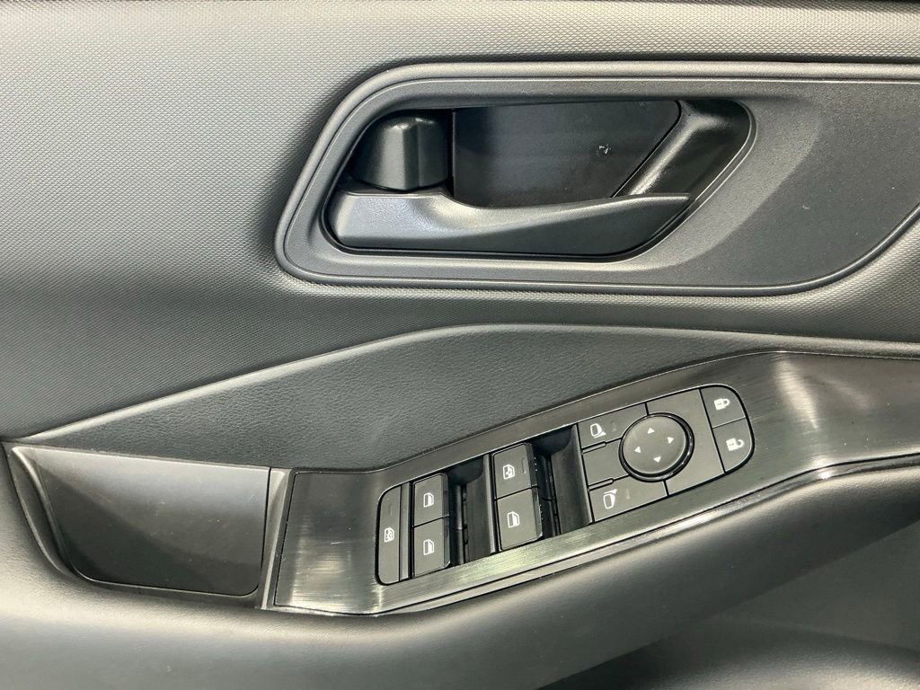 Used 2025 Nissan Rogue S FWD image 30