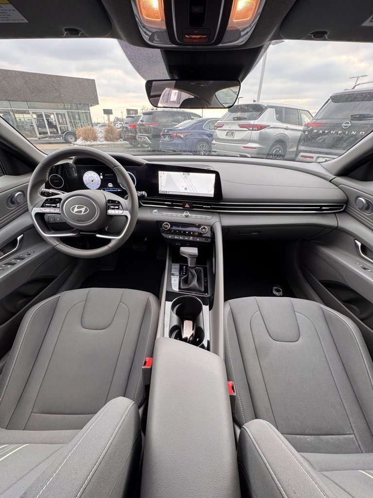 Used 2024 Hyundai Elantra SEL w/ Convenience Package image 16
