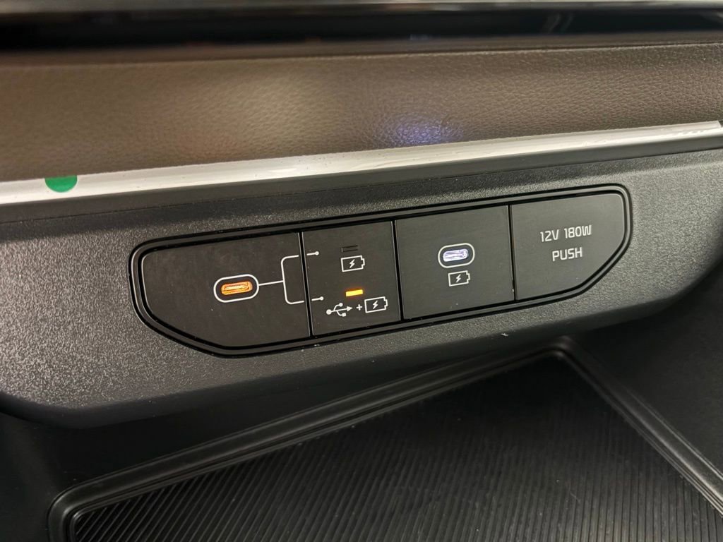 Used 2025 Kia Carnival image 30