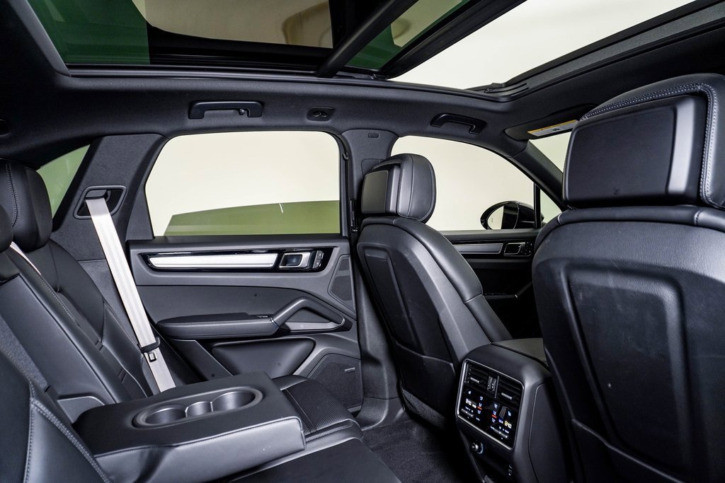 Certified 2023 Porsche Cayenne Platinum Edition image 16