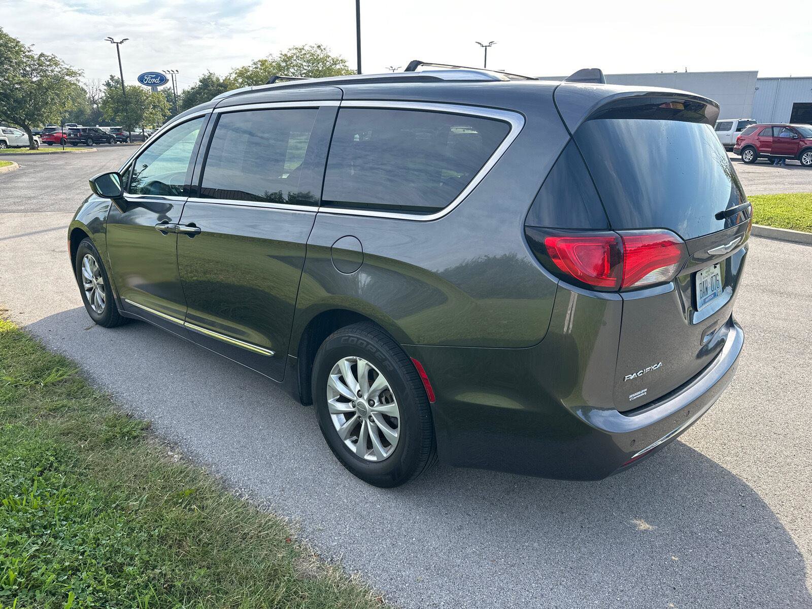 Used 2019 Chrysler Pacifica Touring-L FWD image 10