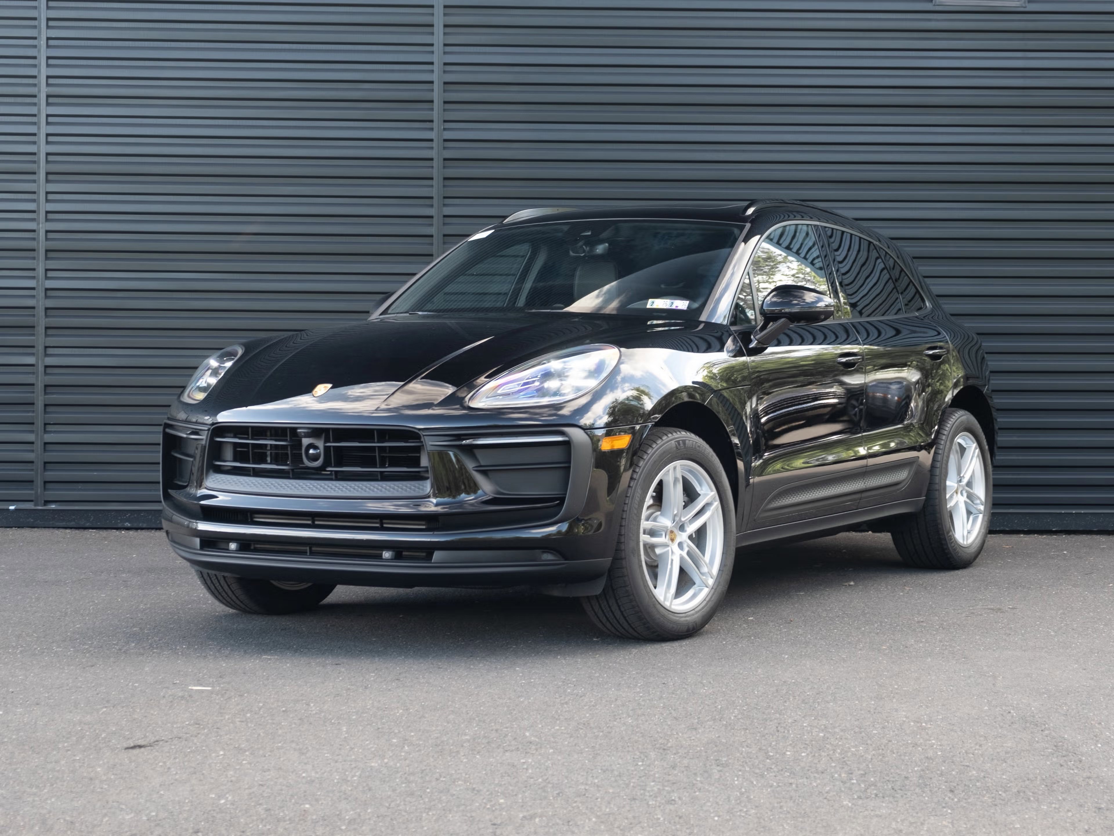 Certified 2025 Porsche Macan image 1