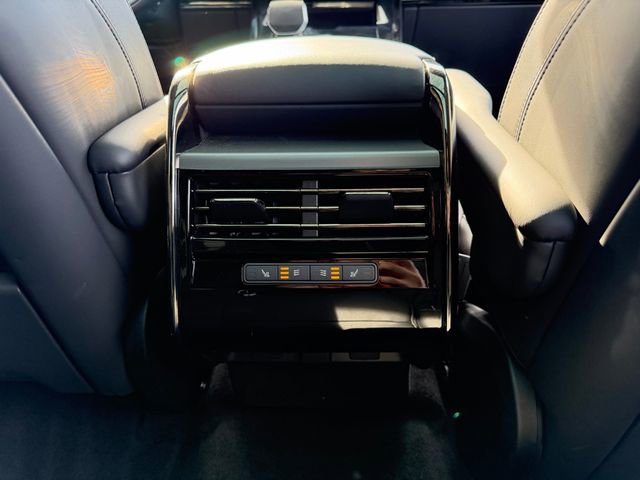 Used 2025 Land Rover Range Rover Sport SE image 35