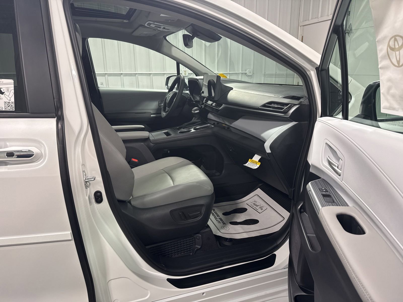 New 2026 Toyota Sienna XLE FWD image 10