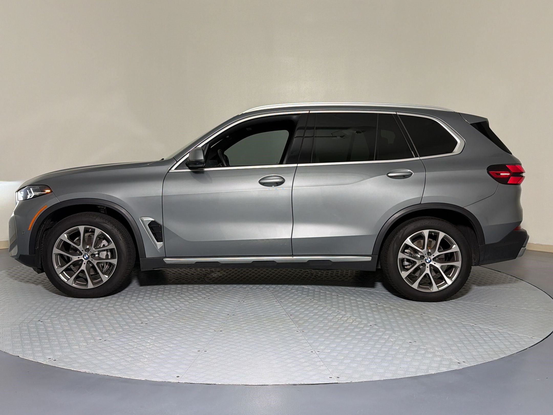 Used 2024 BMW X5 xDrive40i w/ Parking Assistance Package AWD/4WD image 2