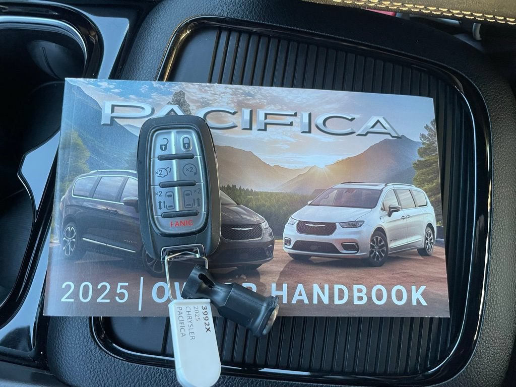 Used 2025 Chrysler Pacifica Limited FWD image 45