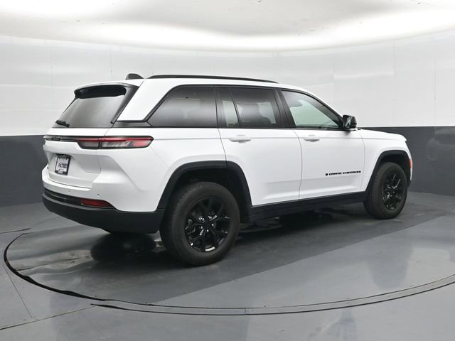 Used 2025 Jeep Grand Cherokee Altitude image 4