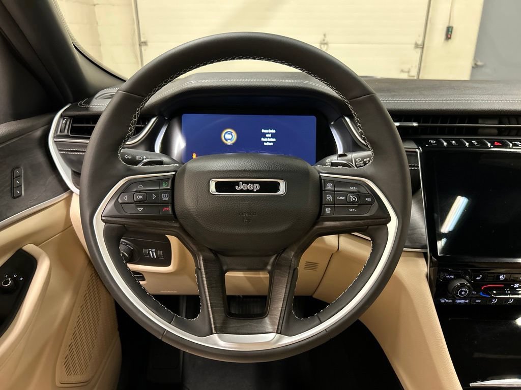 Used 2025 Jeep Grand Cherokee Limited w/ Luxury Tech Group II AWD/4WD image 17