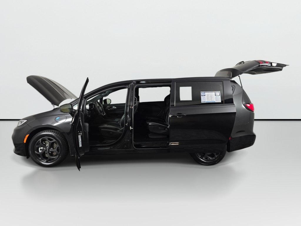Used 2023 Chrysler Pacifica Limited w/ Uconnect Theater Family Group FWD image 9