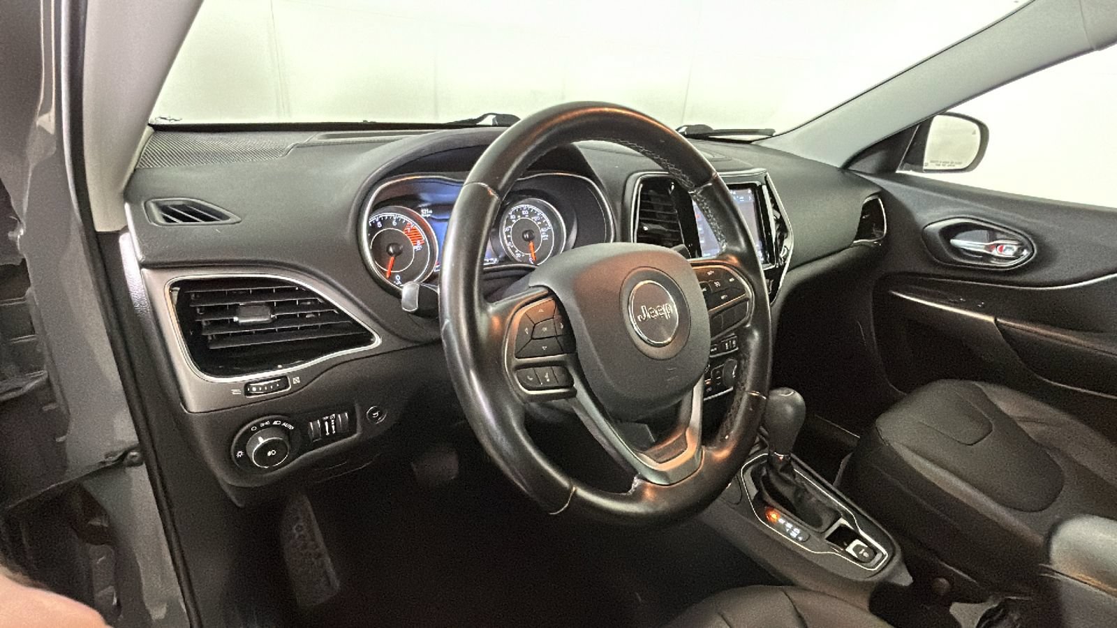 Used 2020 Jeep Cherokee Limited AWD/4WD image 16