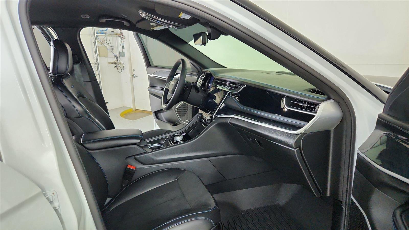 Used 2024 Jeep Grand Cherokee Trailhawk w/ Luxury Tech Group III image 30