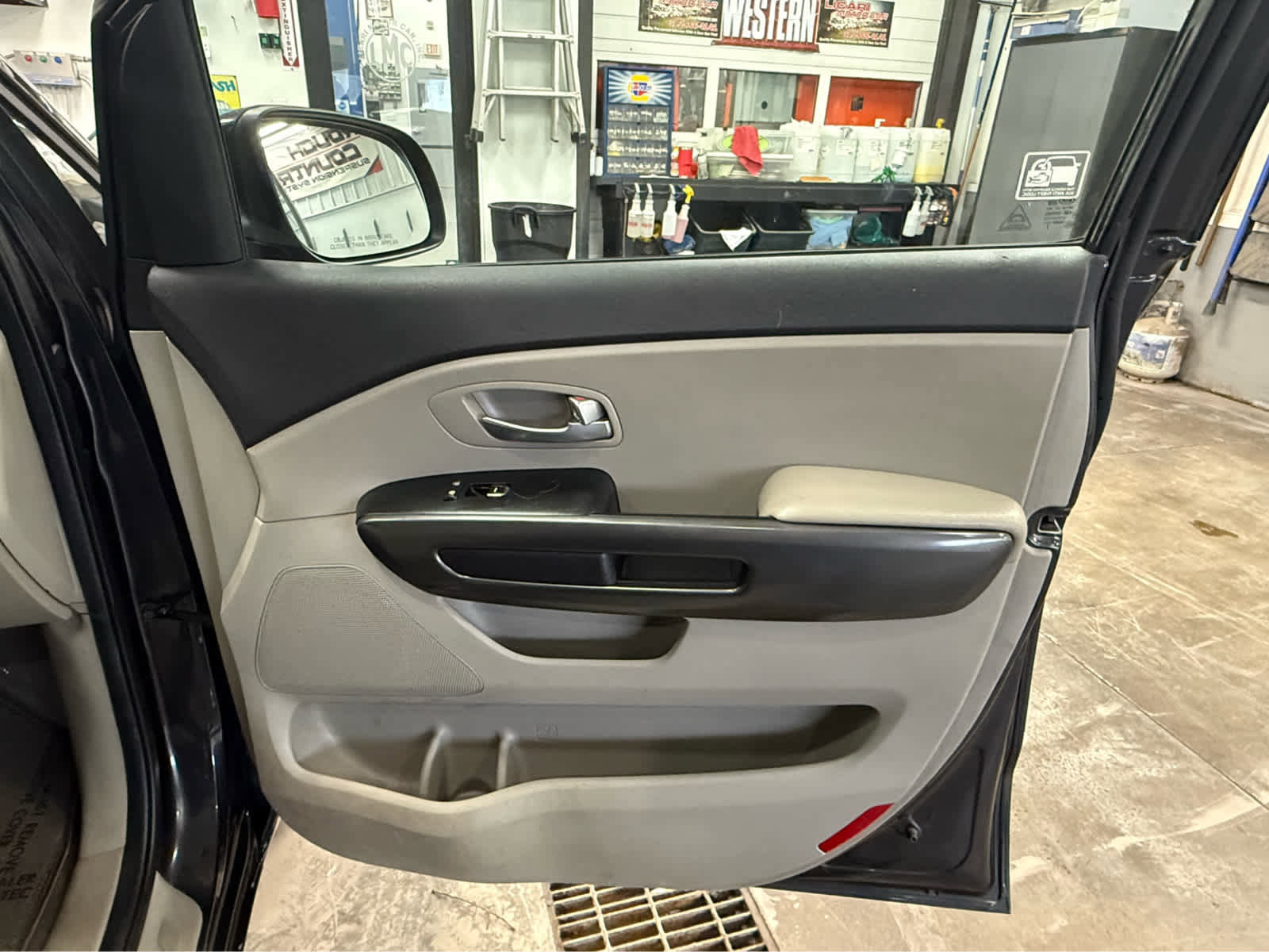 Used 2021 Kia Sedona LX image 12