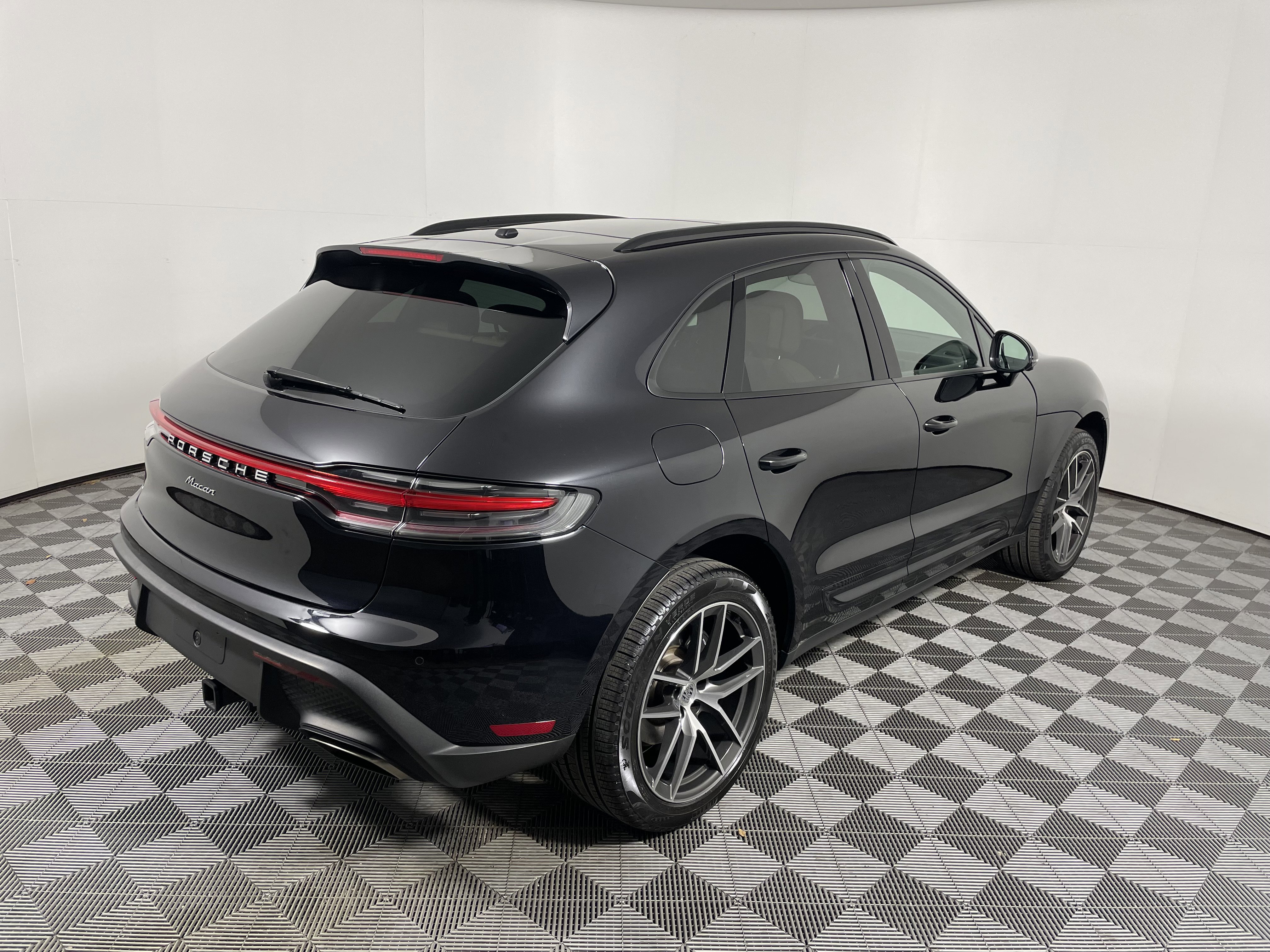 Used 2025 Porsche Macan image 7