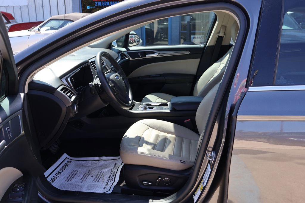 Used 2017 Ford Fusion SE w/ Fusion SE Technology Package FWD image 18