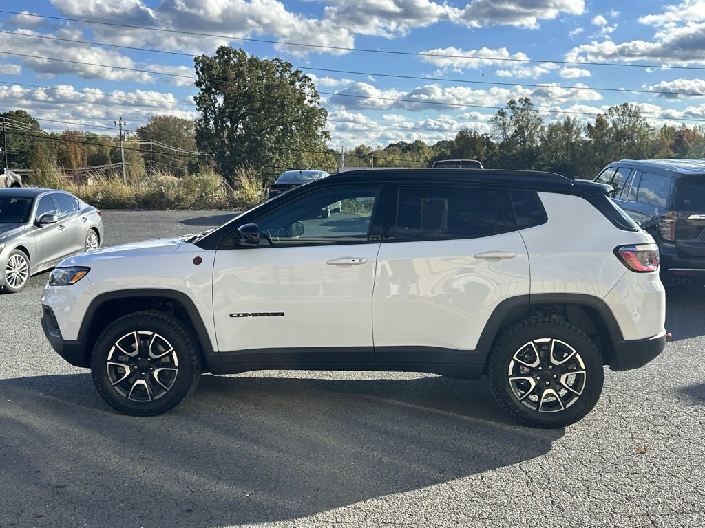 Used 2024 Jeep Compass Trailhawk image 3