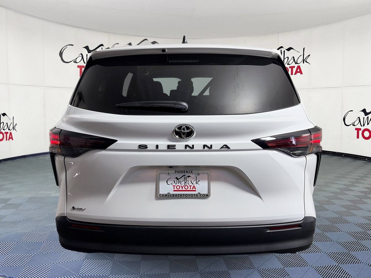 Used 2026 Toyota Sienna LE FWD image 7