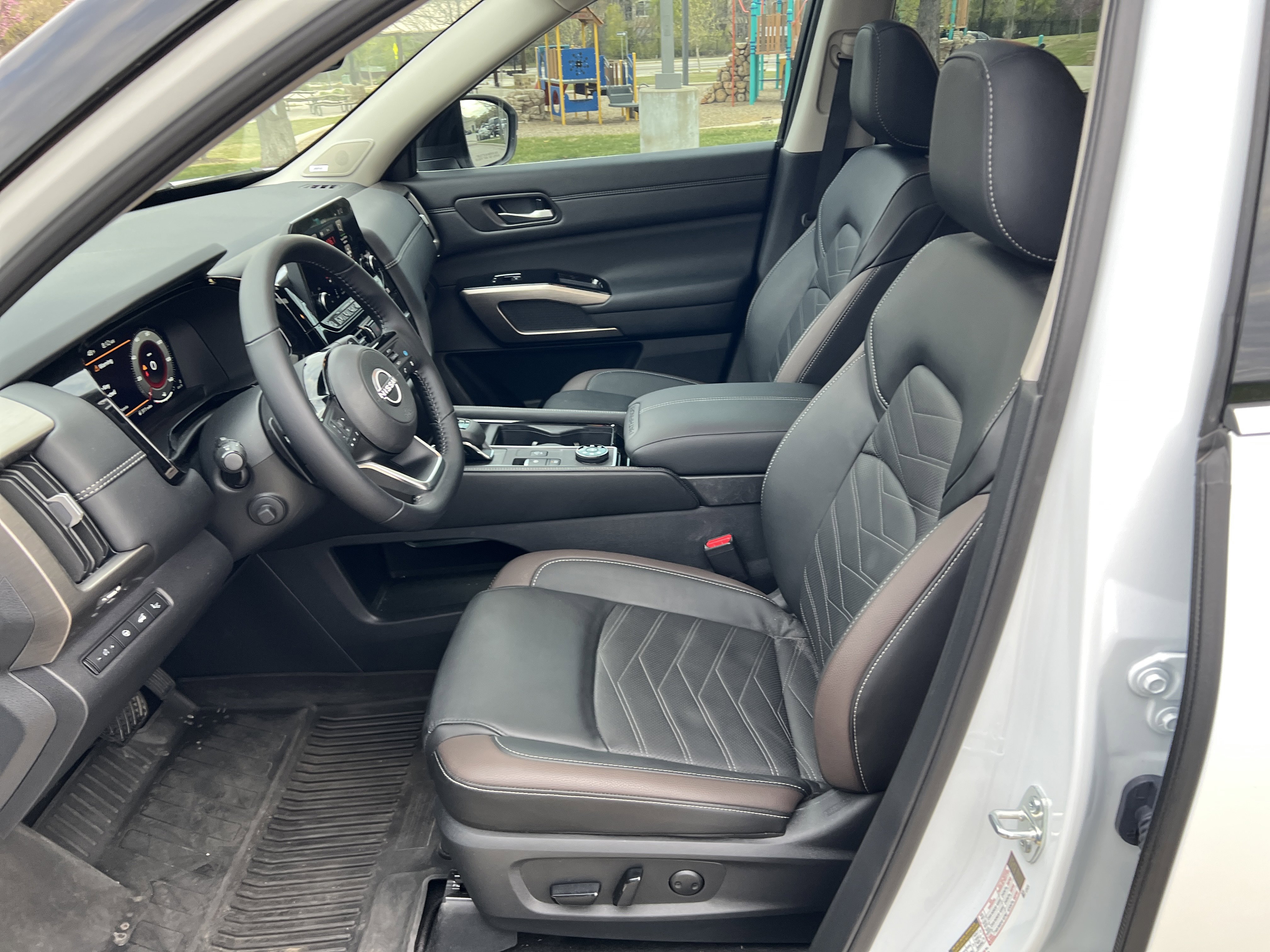 Used 2025 Nissan Pathfinder Platinum image 16