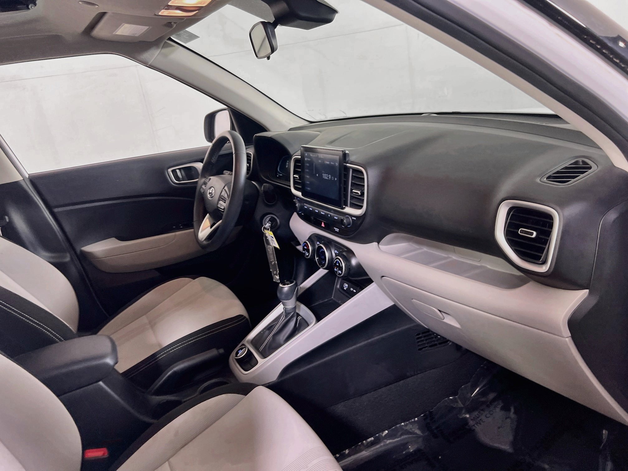 Used 2023 Hyundai Venue SEL w/ Cargo Package FWD image 27