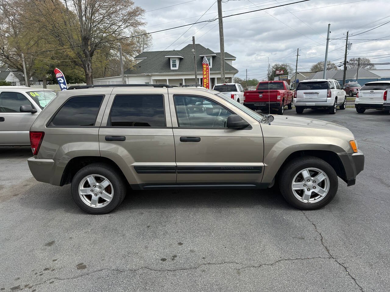 Used 2006 Jeep Grand Cherokee Laredo AWD/4WD image 3