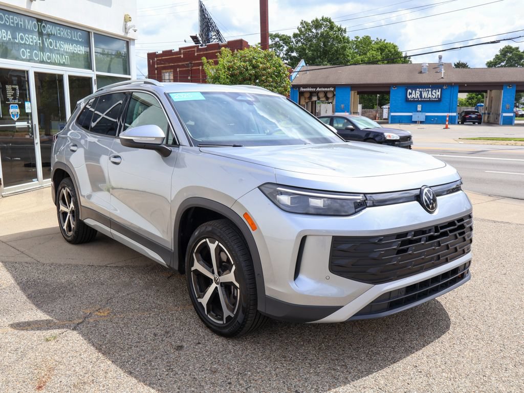 Certified 2025 Volkswagen Tiguan SE w/ Panoramic Sunroof Package AWD/4WD image 7