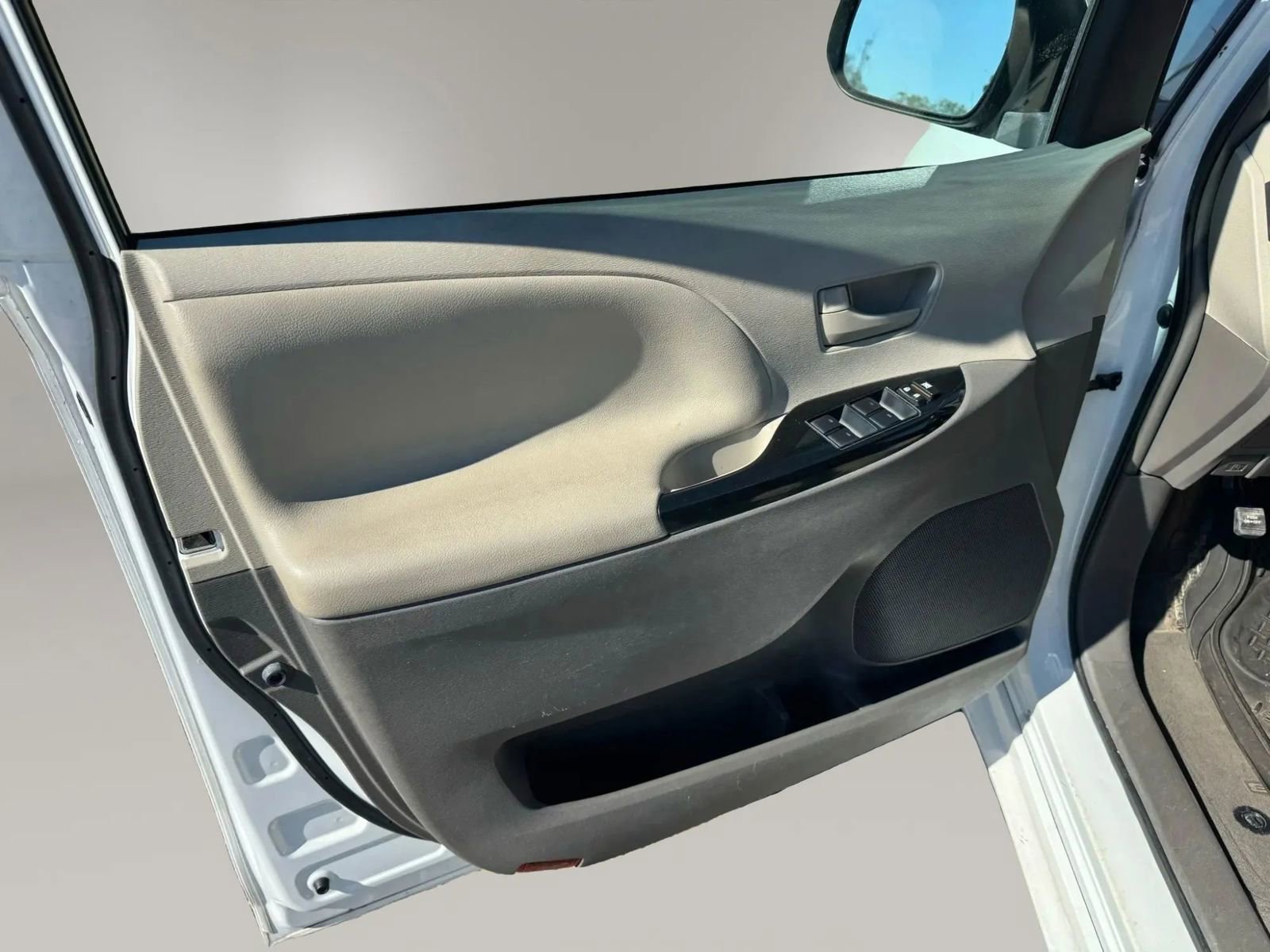 Used 2013 Toyota Sienna LE image 7