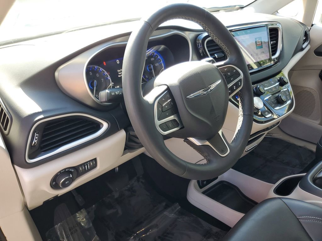 Used 2023 Chrysler Pacifica Touring-L FWD image 17