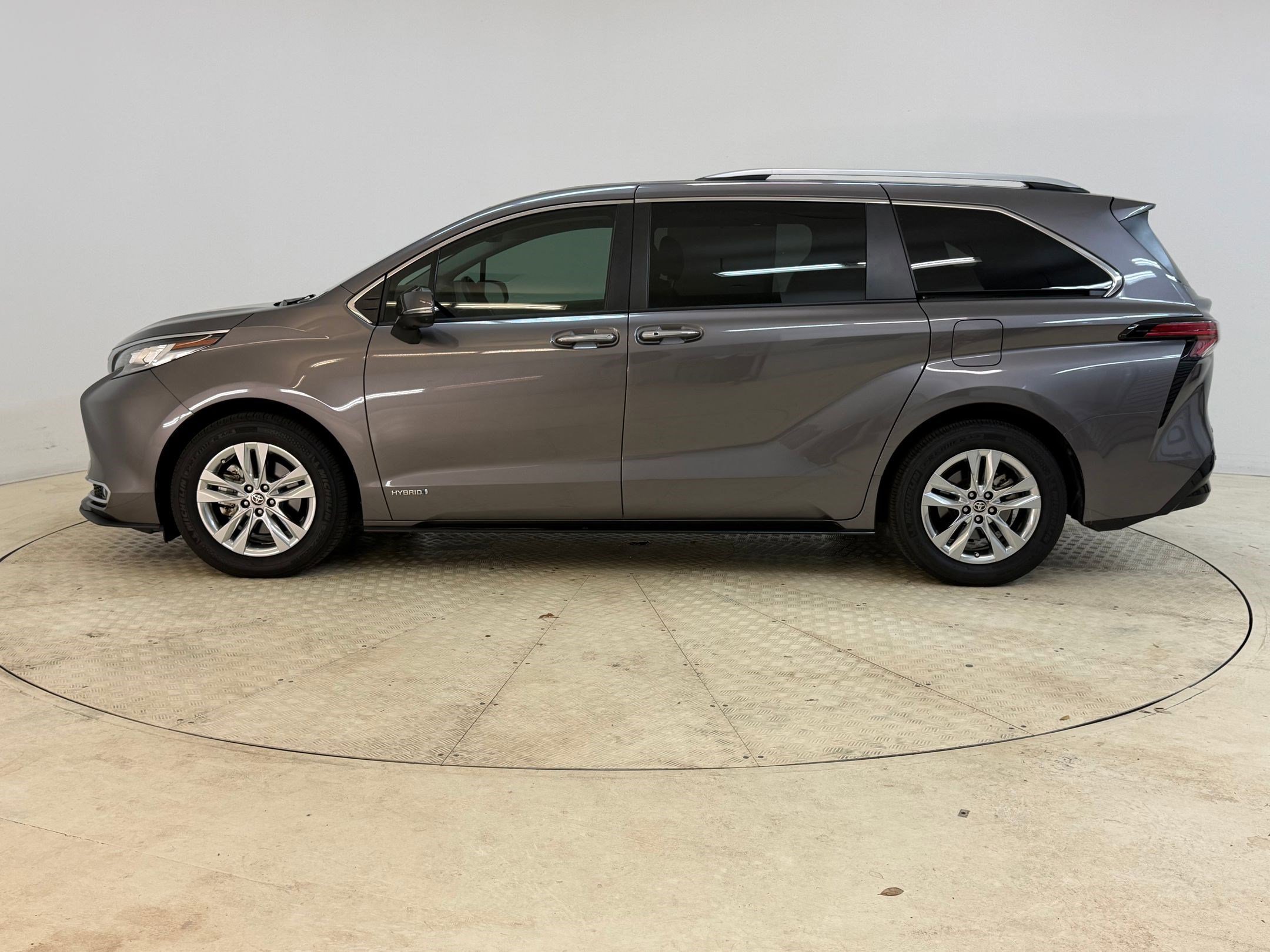 Used 2021 Toyota Sienna Limited image 2
