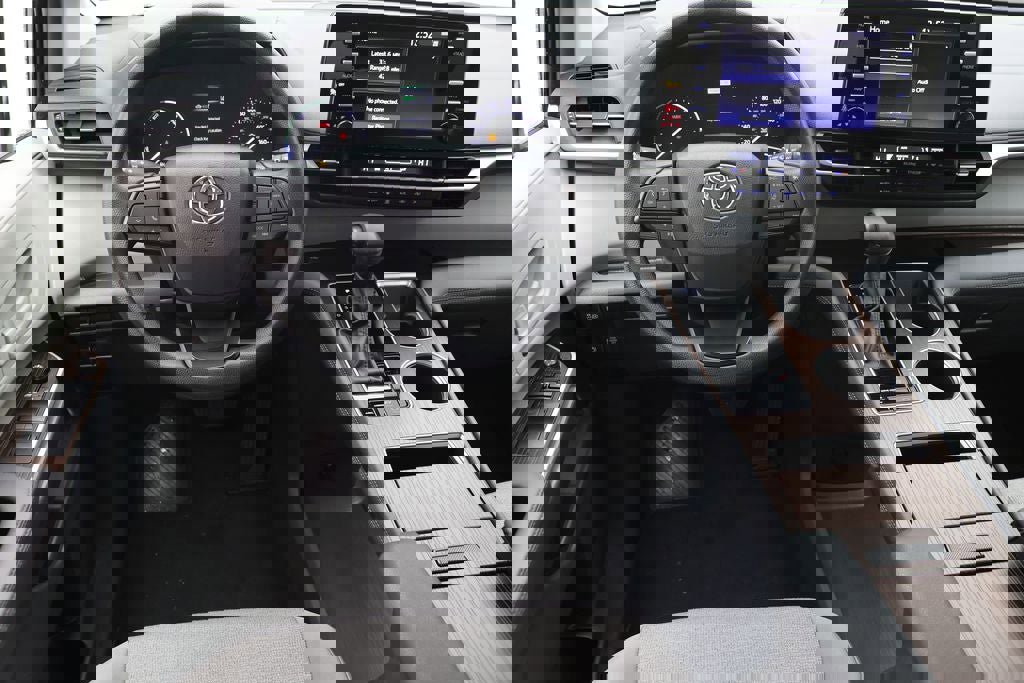 Used 2024 Toyota Sienna LE image 13