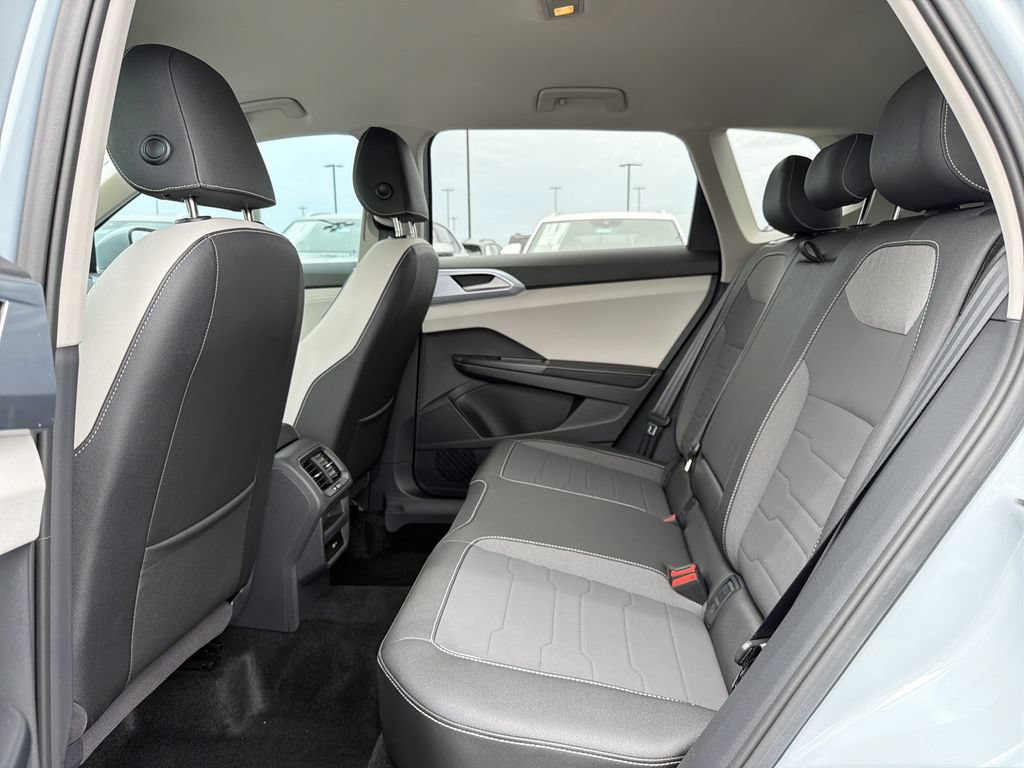 Used 2025 Volkswagen Taos SE FWD image 13