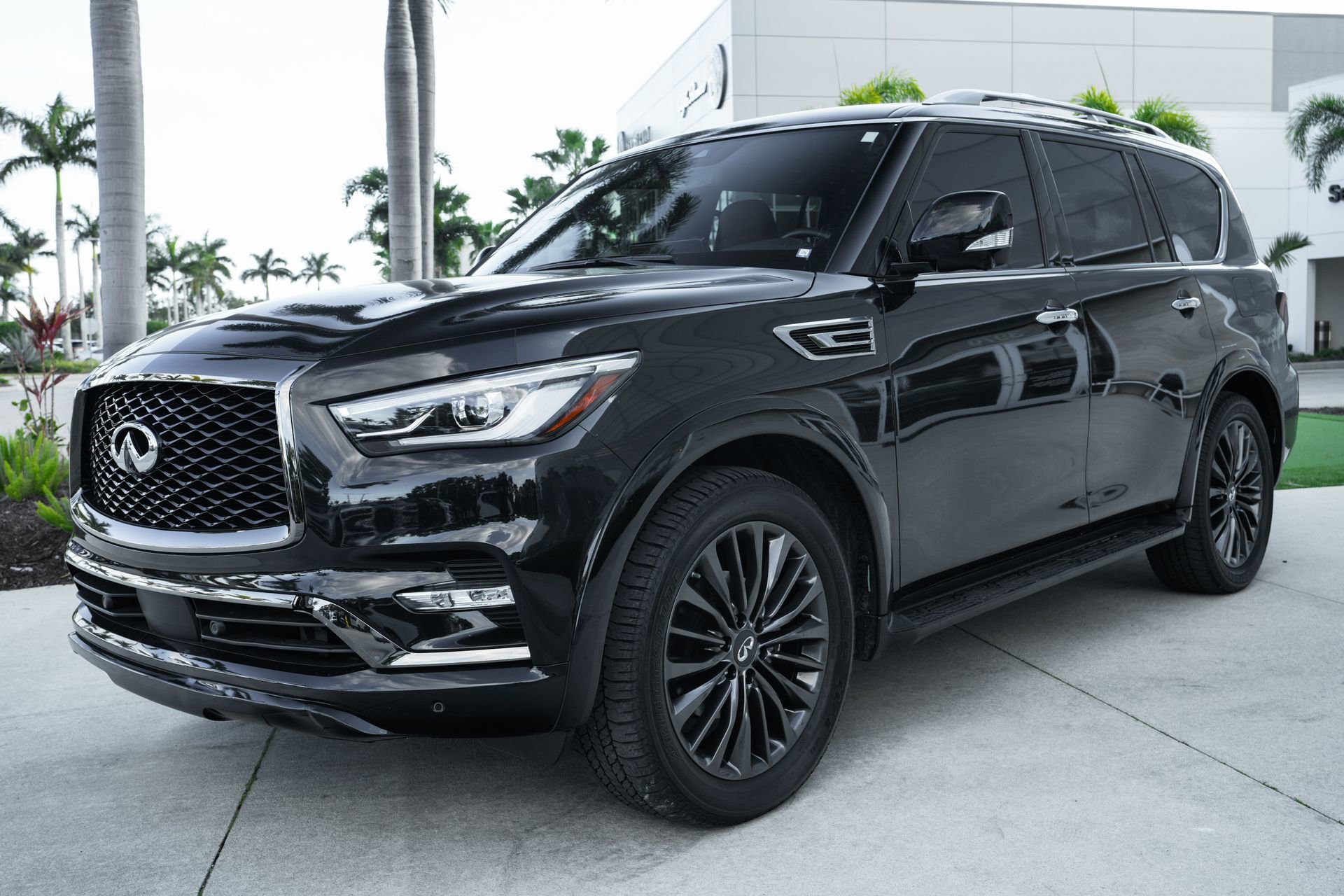 Used 2024 INFINITI QX80 Sensory image 5