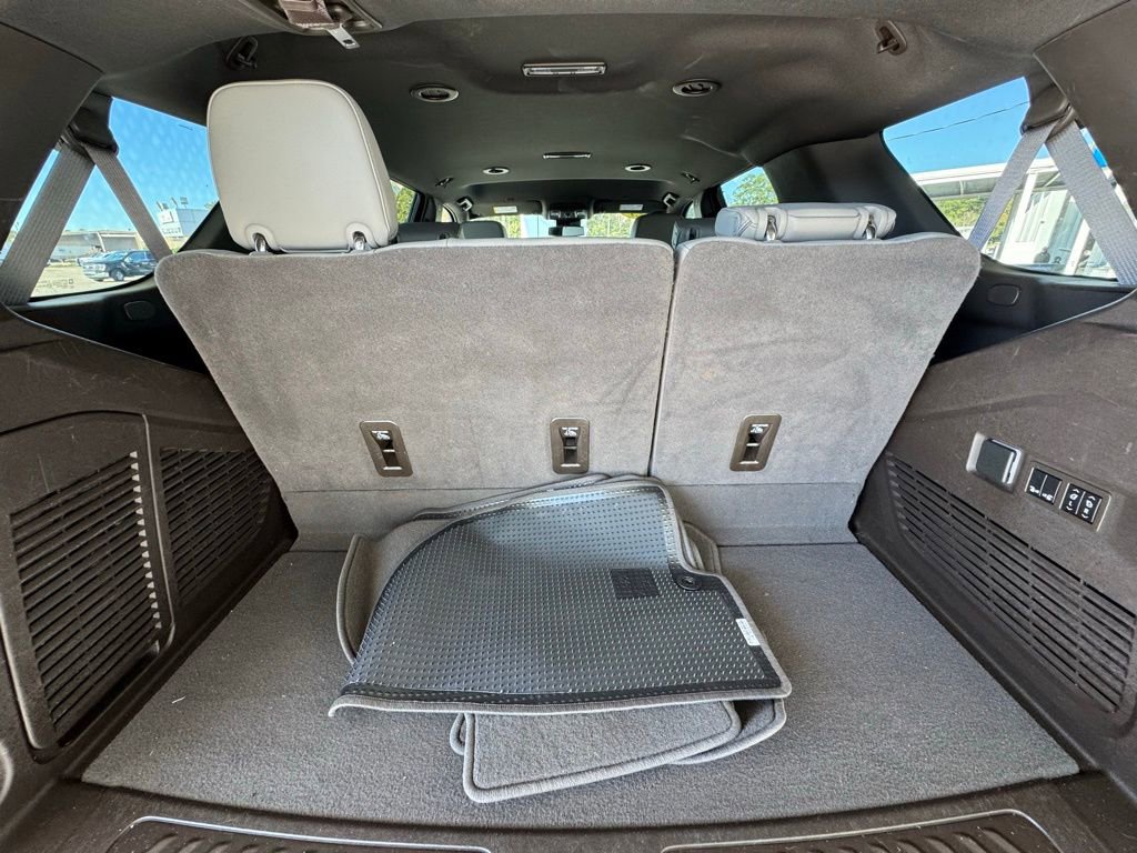 Used 2023 GMC Yukon SLT w/ SLT Luxury Package image 10