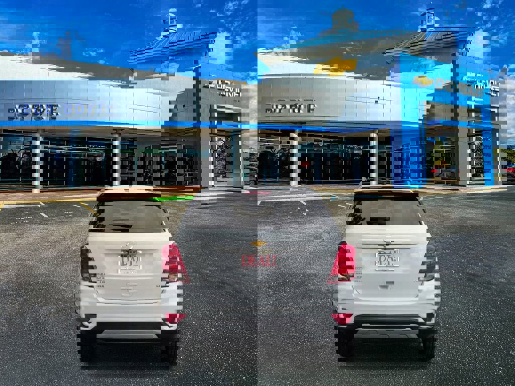 Used 2020 Chevrolet Trax LT w/ LT Convenience Package image 4