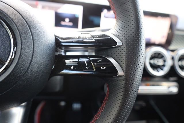 Used 2024 Mercedes-Benz GLB 250 4MATIC image 21