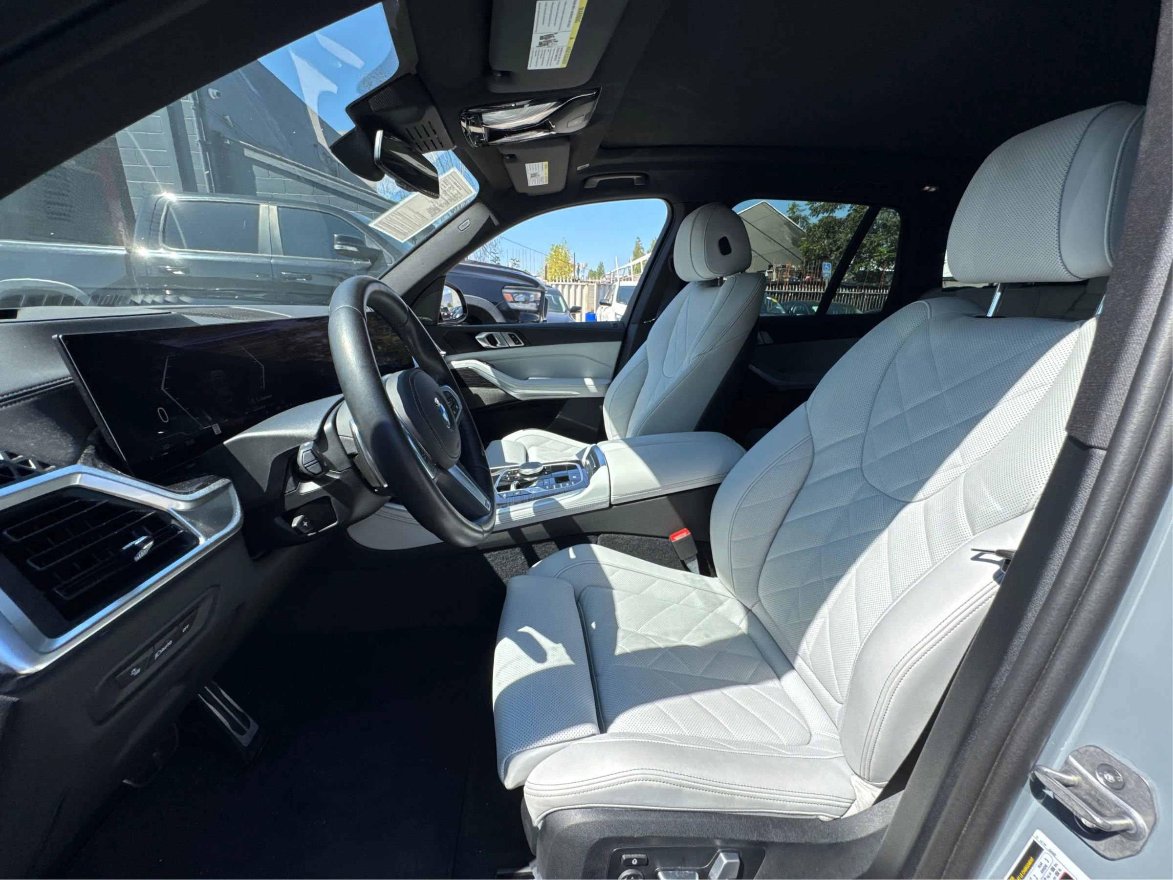 Used 2024 BMW X5 xDrive40i w/ M Sport Package image 9