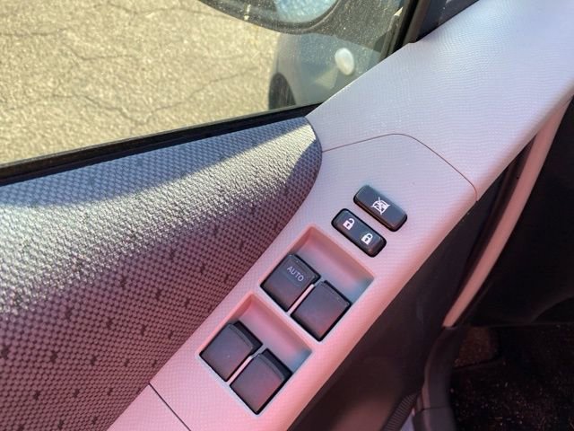 Used 2011 Toyota Yaris 4-Door Hatchback image 12