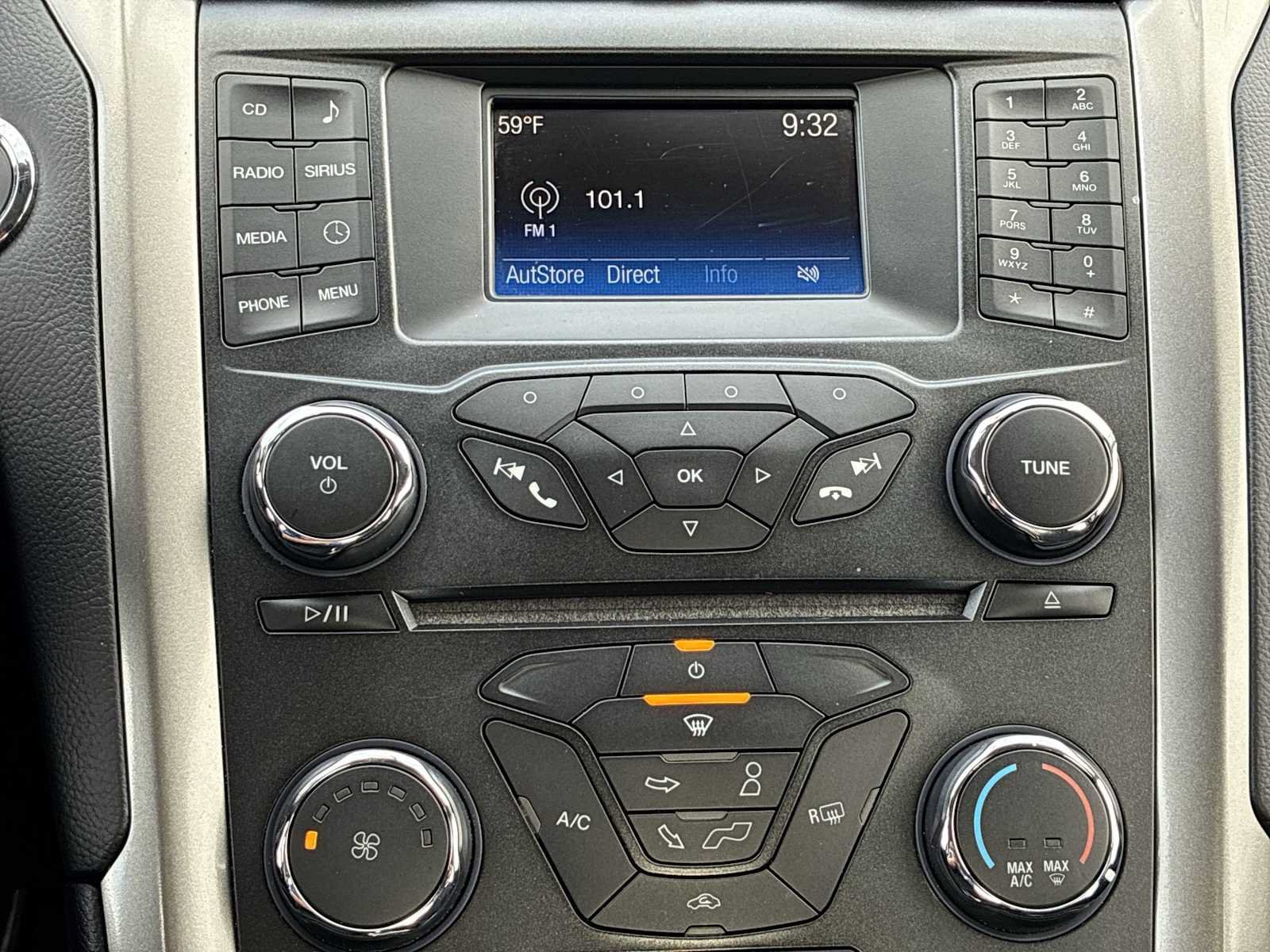 Used 2018 Ford Fusion SE FWD image 12