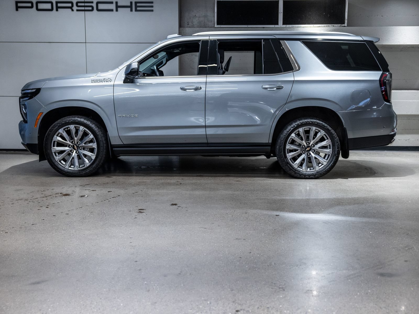 Used 2025 Chevrolet Tahoe High Country AWD/4WD image 2
