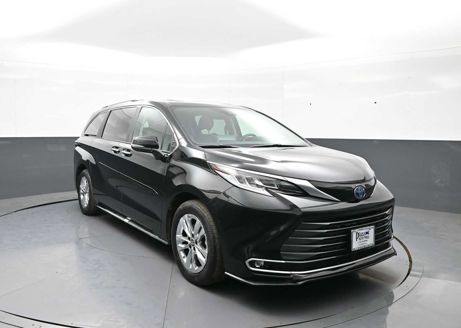 Used 2024 Toyota Sienna Limited AWD/4WD image 3