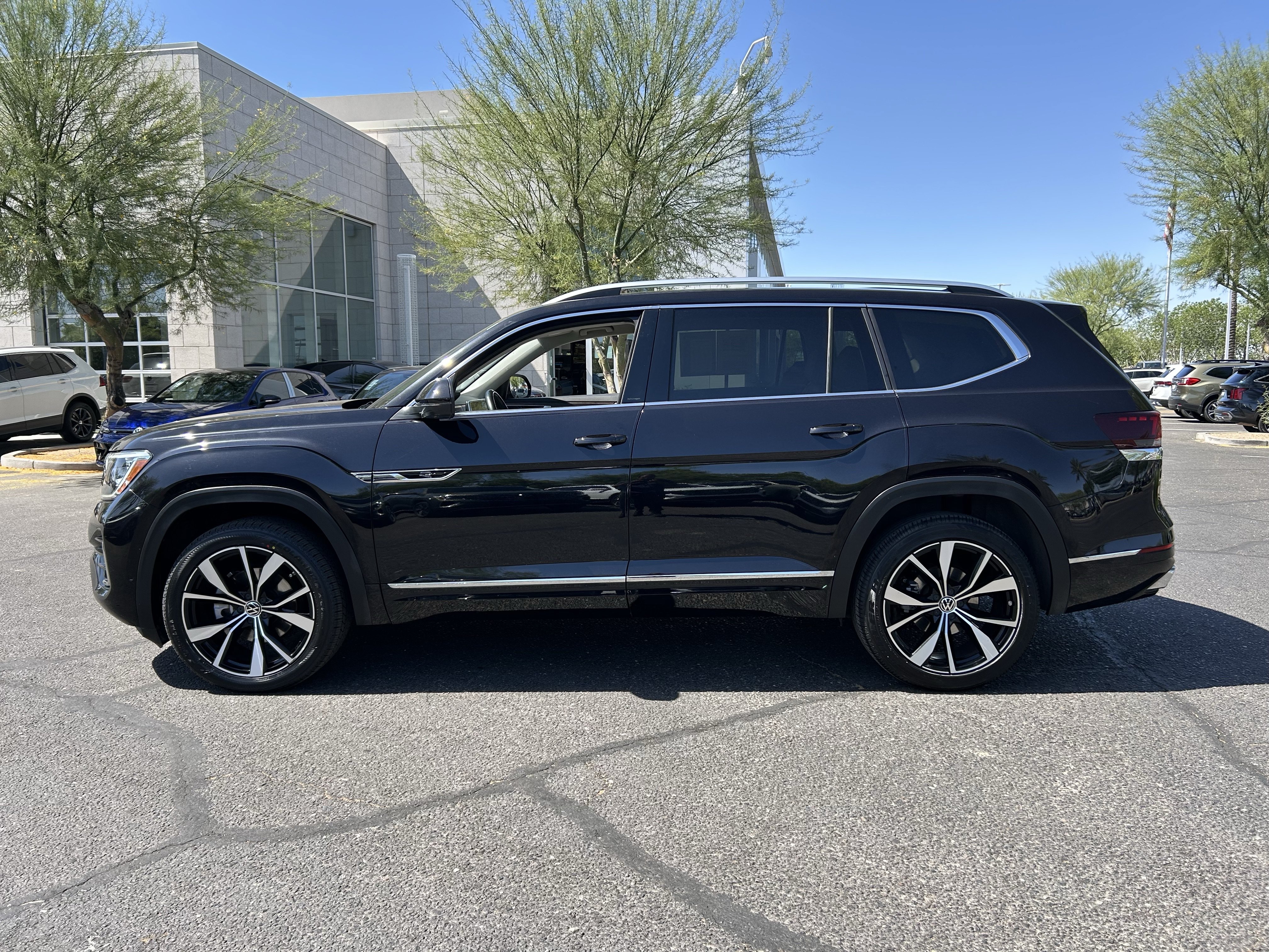 Used 2024 Volkswagen Atlas SEL Premium R-Line AWD/4WD image 2