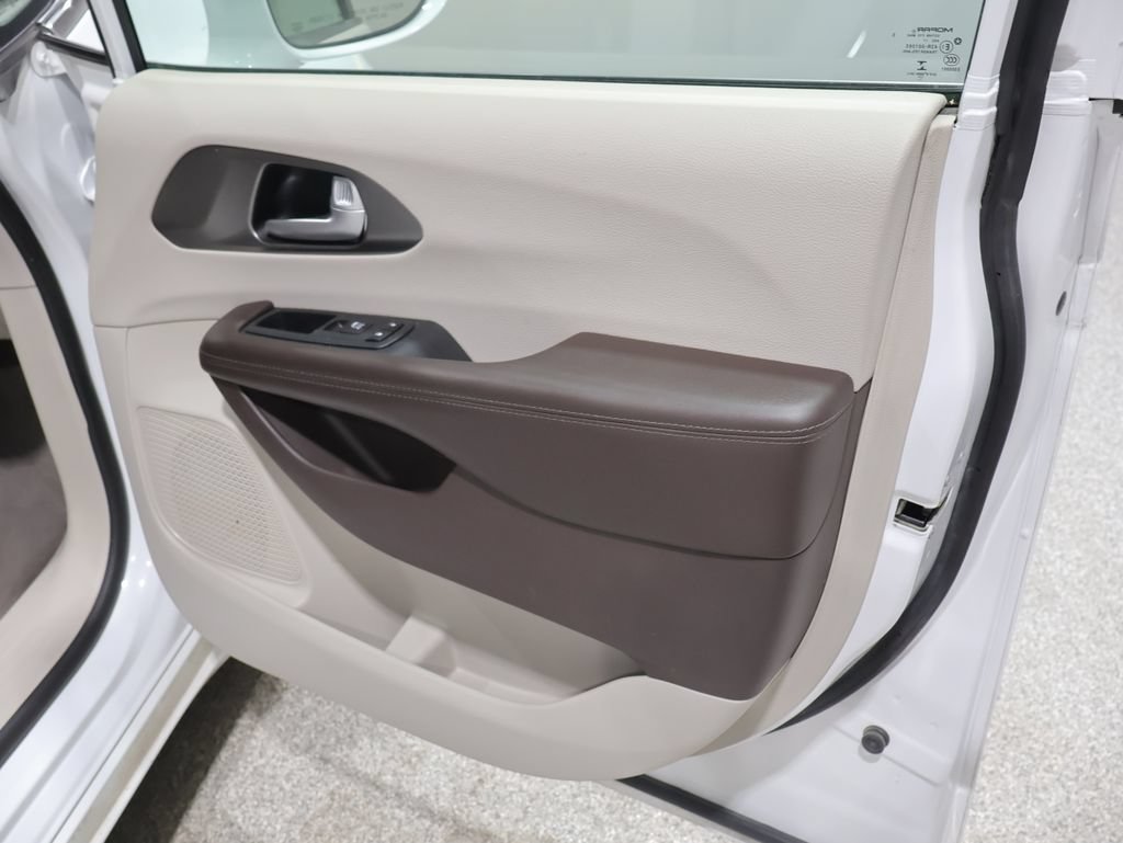 Used 2018 Chrysler Pacifica Touring-L Plus FWD image 29