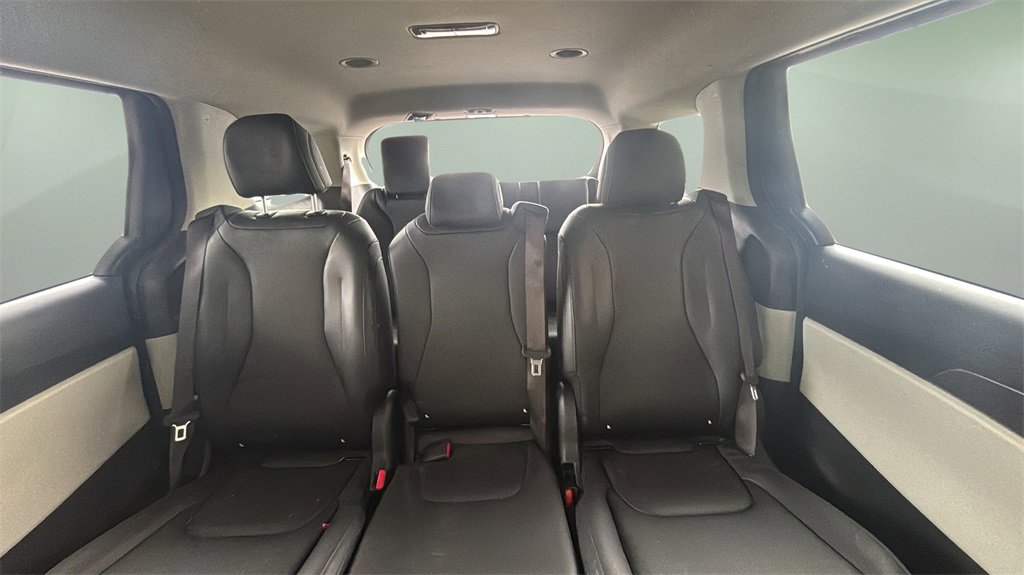 Used 2022 Kia Carnival LX image 11