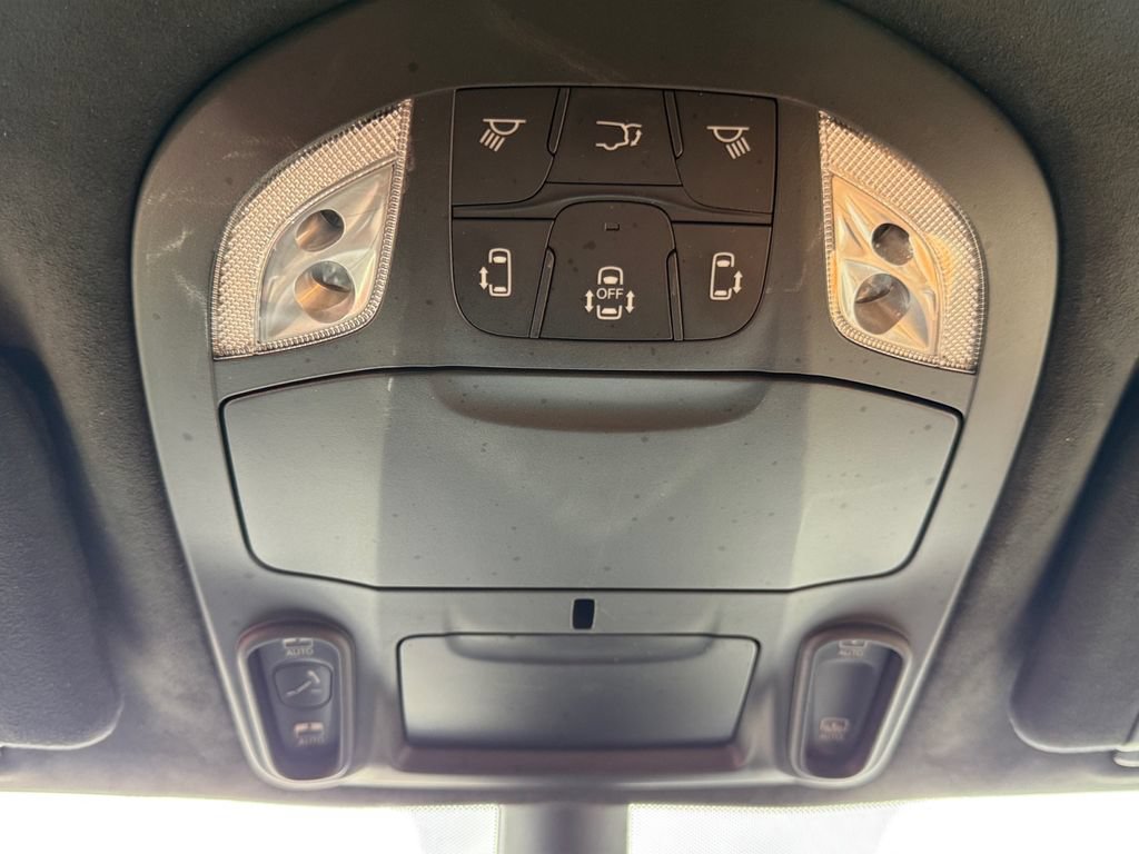 Used 2023 Chrysler Pacifica Pinnacle FWD image 18